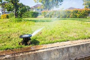 automatische Rasensprenger Bewässerung Gras Gartenbewässerungssystem foto