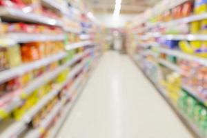 supermarktgang mit produktregalen innen defokussierter unschärfehintergrund foto