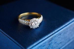 Hochzeitsgold-Diamantring auf Schmuckschatulle foto