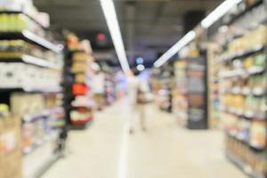 supermarktgang mit produktregalen innen defokussierter unschärfehintergrund foto