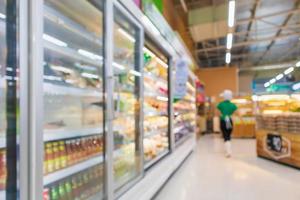 Supermarktgang mit kommerziellen Kühlschränken mit Gefrierfach, die gefrorene Lebensmittel abstrakten, unscharfen Hintergrund zeigen foto