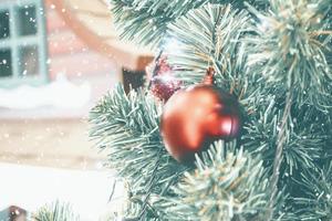 geschmückter weihnachtsbaum mit roter kugel neujahrsferien hintergrund foto