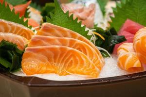 rohe Lachs-Sashimi-Scheibe auf Eis japanisches Essen foto