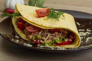 Thunfisch-Tortilla auf Holz foto