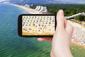 Tourist, der Luftaufnahme des Albena-Strandes macht foto