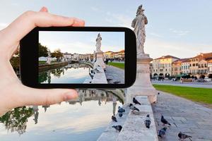 Tourist, der Foto von Prato della Valle in Padua macht