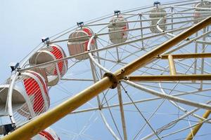 karneval, riesenrad über blauem himmel im vergnügungspark im sommer foto