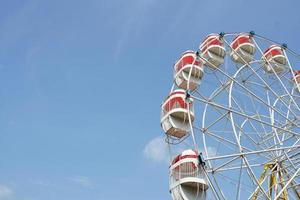 karneval, riesenrad über blauem himmel im vergnügungspark im sommer foto