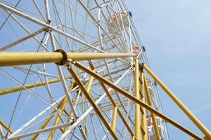 karneval, riesenrad über blauem himmel im vergnügungspark im sommer foto