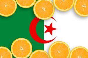 algerien-flagge im horizontalen rahmen der zitrusfruchtscheiben foto