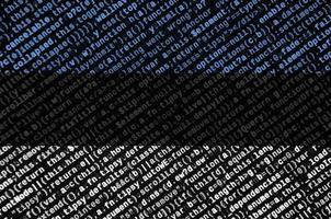 Auf dem Bildschirm wird die estnische Flagge mit dem Programmcode dargestellt. das konzept der modernen technologie und standortentwicklung foto