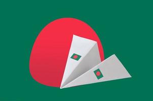 Bangladesch-Flagge auf Papier-Origami-Flugzeug abgebildet. handgemachtes kunstkonzept foto