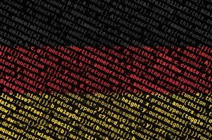 Auf dem Bildschirm wird die Deutschlandflagge mit dem Programmcode dargestellt. das konzept der modernen technologie und standortentwicklung foto
