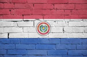 Paraguay-Flagge wird auf eine alte Backsteinmauer gemalt foto