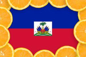 haiti-flagge im rahmen der frischen zitrusfruchtscheiben foto