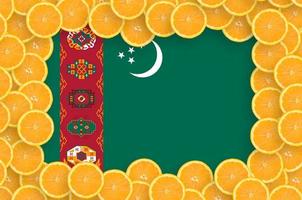 turkmenistan-flagge im rahmen mit frischen zitrusfruchtscheiben foto