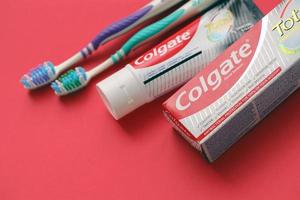 ternopil, ukraine - 23. juni 2022 colgate zahnpasta und zahnbürsten, eine marke von mundhygieneprodukten, die vom amerikanischen konsumgüterunternehmen colgate-palmolive hergestellt werden foto