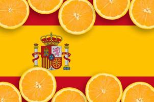 spanien flagge in zitrusfruchtscheiben horizontaler rahmen foto