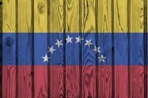venezuela-flagge in hellen farben auf alter holzwand dargestellt. strukturierte Fahne auf rauem Hintergrund foto