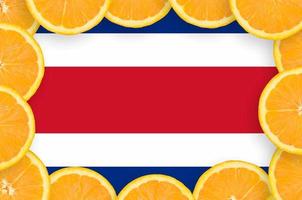 costa-rica-flagge im rahmen mit frischen zitrusfruchtscheiben foto