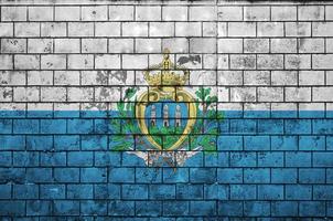 Die Flagge von San Marino ist auf eine alte Mauer gemalt foto