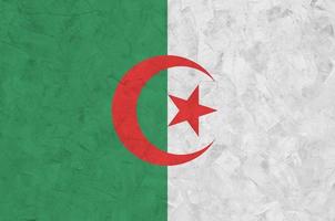 algerien-flagge in hellen farben auf alter reliefputzwand dargestellt. strukturierte Fahne auf rauem Hintergrund foto