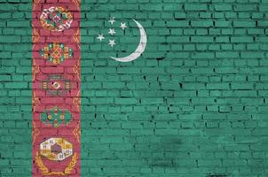 Turkmenistan-Flagge wird auf eine alte Backsteinmauer gemalt foto