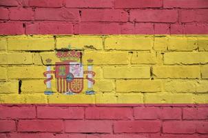 Die spanische Flagge ist auf eine alte Mauer gemalt foto
