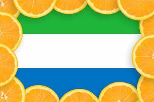 sierra leone flagge im rahmen mit frischen zitrusfruchtscheiben foto