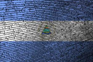 Auf dem Bildschirm wird die Nicaragua-Flagge mit dem Programmcode dargestellt. das konzept der modernen technologie und standortentwicklung foto