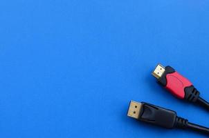 Audio-Video-HDMI-Computerkabelstecker und vergoldeter 20-poliger Displayport-Stecker für eine einwandfreie Verbindung auf blauem Hintergrund foto