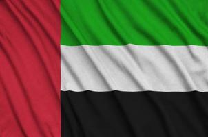 die flagge der vereinigten arabischen emirate ist auf einem sportstoff mit vielen falten abgebildet. Sportteam-Banner foto