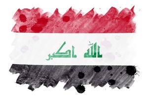 die irak-flagge ist in flüssiger aquarellart dargestellt, die auf weißem hintergrund isoliert ist foto