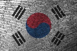 Auf dem Bildschirm wird die Südkorea-Flagge mit dem Programmcode dargestellt. das konzept der modernen technologie und standortentwicklung foto