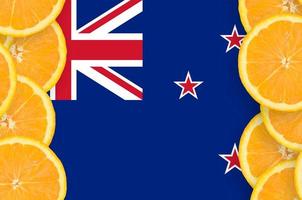 neuseeland-flagge im vertikalen rahmen der zitrusfruchtscheiben foto