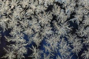 Schneeflocken Frost Raureif Makro auf Fensterglasscheibe foto