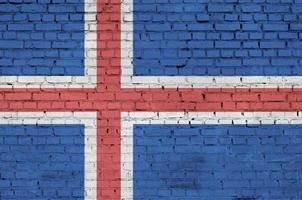 Die isländische Flagge ist auf eine alte Mauer gemalt foto