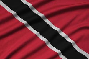 die flagge von trinidad und tobago ist auf einem sportstoff mit vielen falten abgebildet. Sportteam-Banner foto