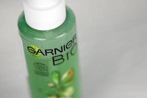 charkiw, ukraine - 16. dezember 2021 garnier produktion mit firmenlogo. Garnier Bio Collection ist unter der Öko-Zertifizierungsorganisation ecocert foto