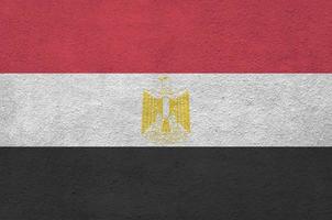 ägypten-flagge in hellen farben auf alter reliefputzwand dargestellt. strukturierte Fahne auf rauem Hintergrund foto