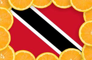 trinidad und tobago flagge im rahmen mit frischen zitrusfruchtscheiben foto