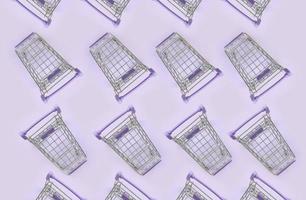 Muster aus vielen kleinen Einkaufswagen auf violettem Hintergrund. minimalismus flach draufsicht foto