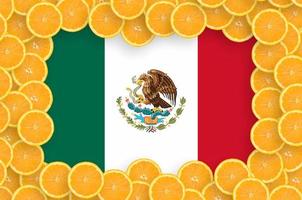 mexiko-flagge im rahmen mit frischen zitrusfruchtscheiben foto