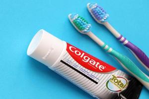 ternopil, ukraine - 23. juni 2022 colgate zahnpasta und zahnbürsten, eine marke von mundhygieneprodukten, die vom amerikanischen konsumgüterunternehmen colgate-palmolive hergestellt werden foto