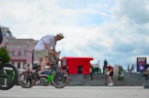 defokussiertes Bild vieler Leute mit BMX-Rädern. Treffen von Fans von Extremsportarten foto