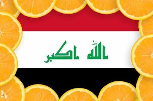 irak-flagge im rahmen mit frischen zitrusfruchtscheiben foto