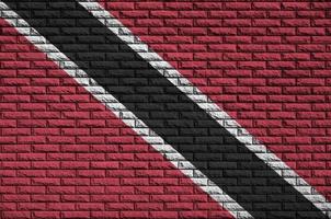 Die Flagge von Trinidad und Tobago ist auf eine alte Mauer gemalt foto