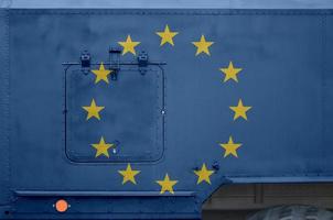 die flagge der europäischen union ist auf dem seitenteil des militärischen gepanzerten lkw in der nähe abgebildet. konzeptioneller hintergrund der armee foto