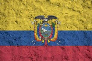 ecuador-flagge in hellen farben auf alter reliefputzwand dargestellt. strukturierte Fahne auf rauem Hintergrund foto
