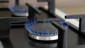 Nahaufnahme blaue Feuerflammen auf einem Gasbrenner in der Küche zum Kochen. Gasflamme in einem Gaskessel foto